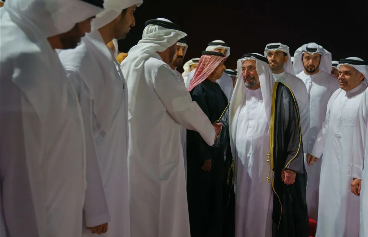 حاكم الشارقة يفتتح  النسخة السابعة من مهرجان الشارقة للمسرح الصحراوي. الصورة من مكتب الشارقة الإعلامي