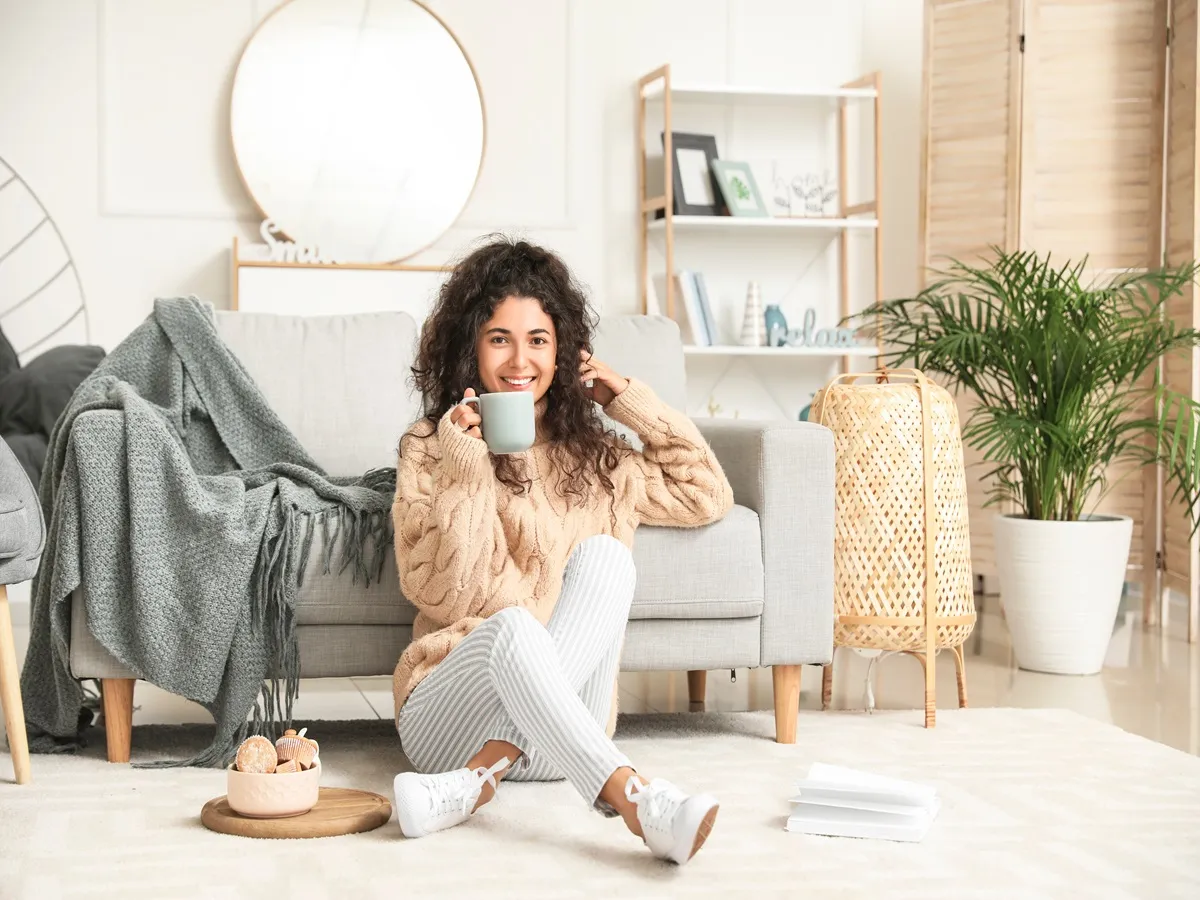 صورة لامراة تتناول الشاى