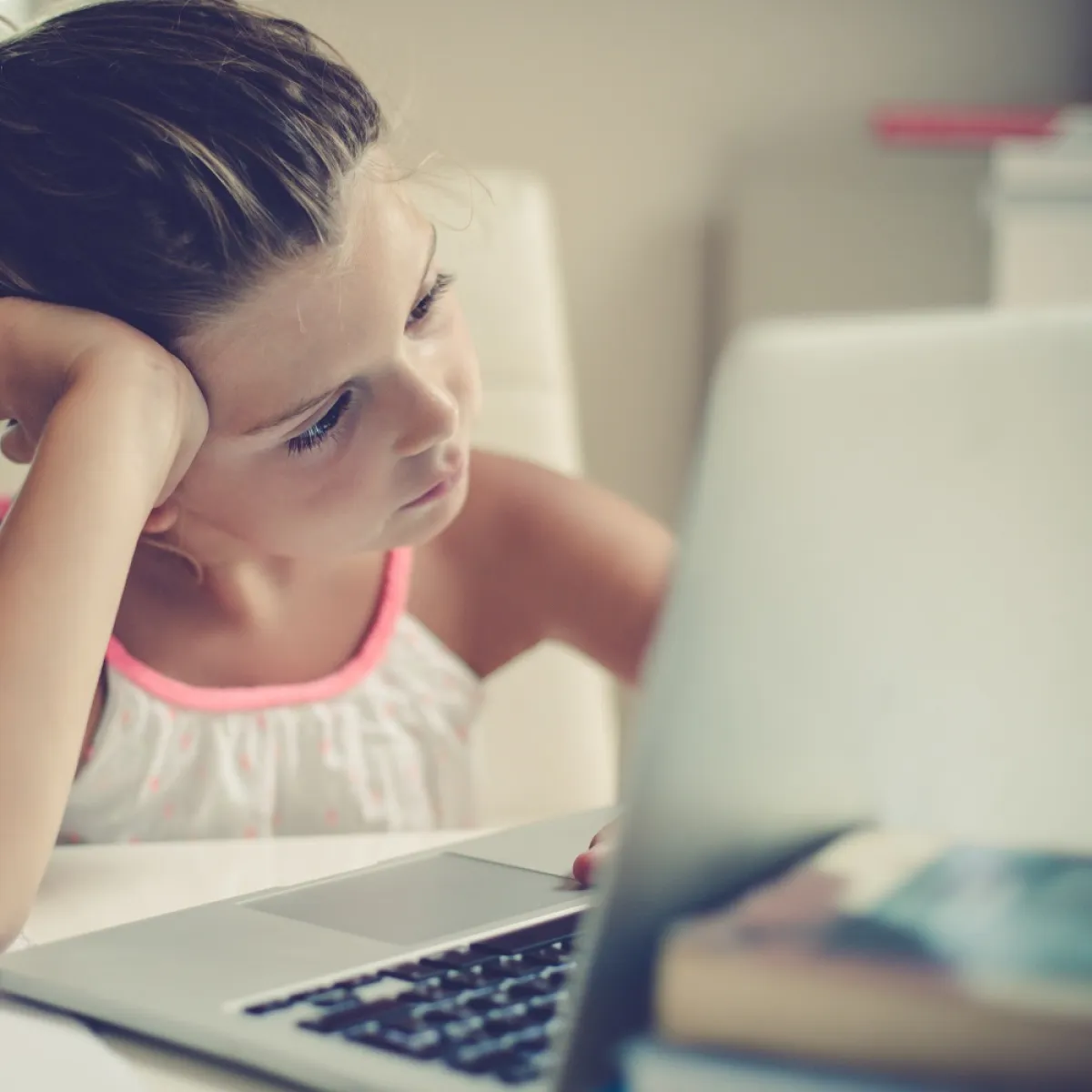 صورة لطفلة تفتقد التركيز