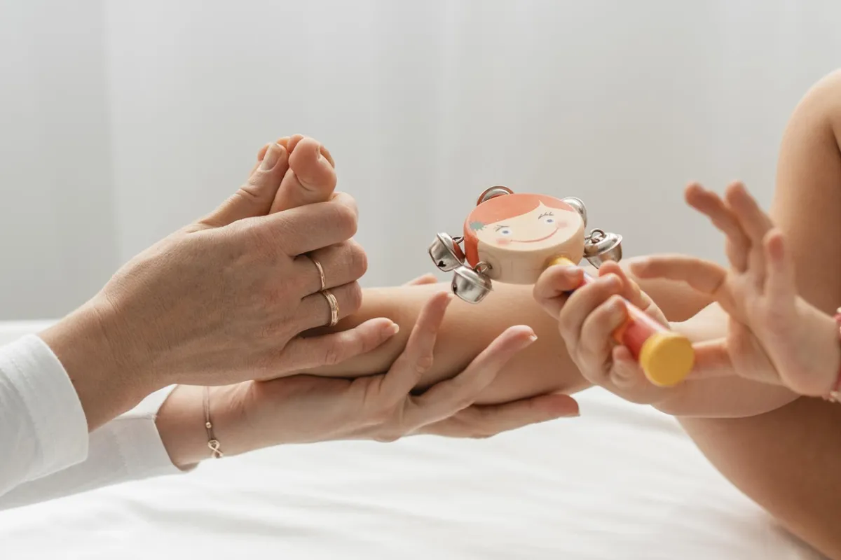 صورة لتدليل الطفل