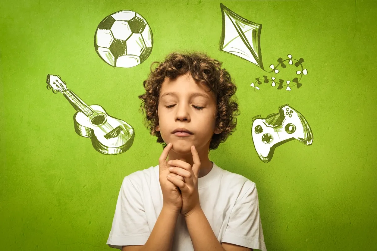 صورة لطفل يفكر في الموسقى والكرة معاً