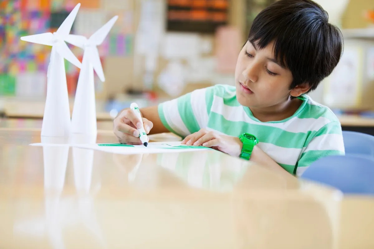 صورة لطفل في السابعة يكتب ويقرأ