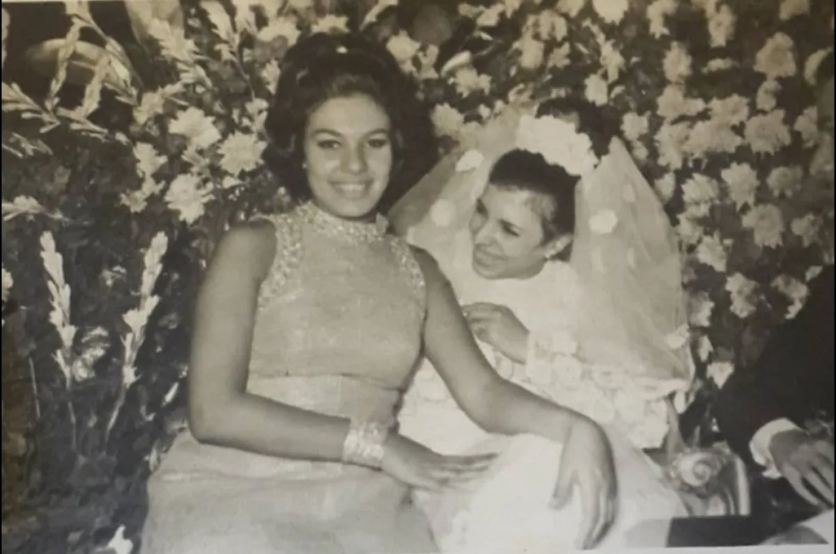 في زفاف منى فريد شوقي وبجوارها أختها ناهد فريد شوقي - مصدر الصورة منى فريد شوقي