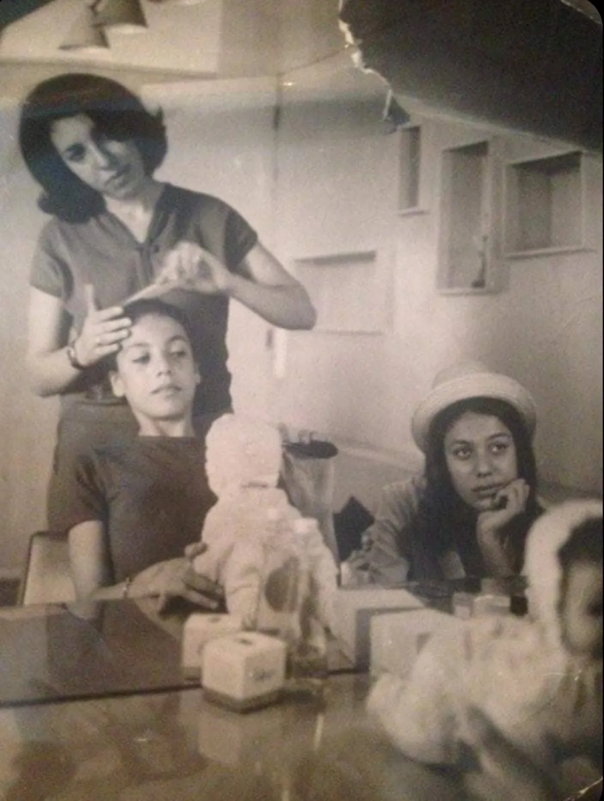 منى فريد شوقي تمشط شعر أختها مها وتنظر إليهما ناهد - مصدر الصورة منى فريد شوقي