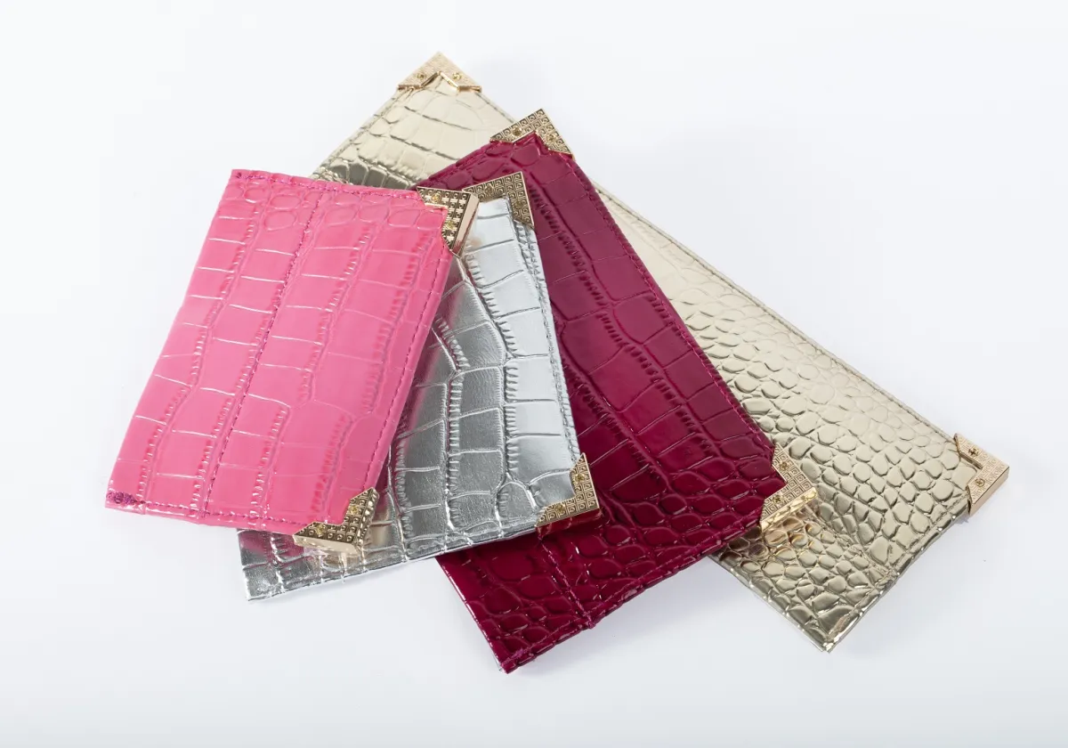 حقائب أنيقة بمقاسات مختلفة