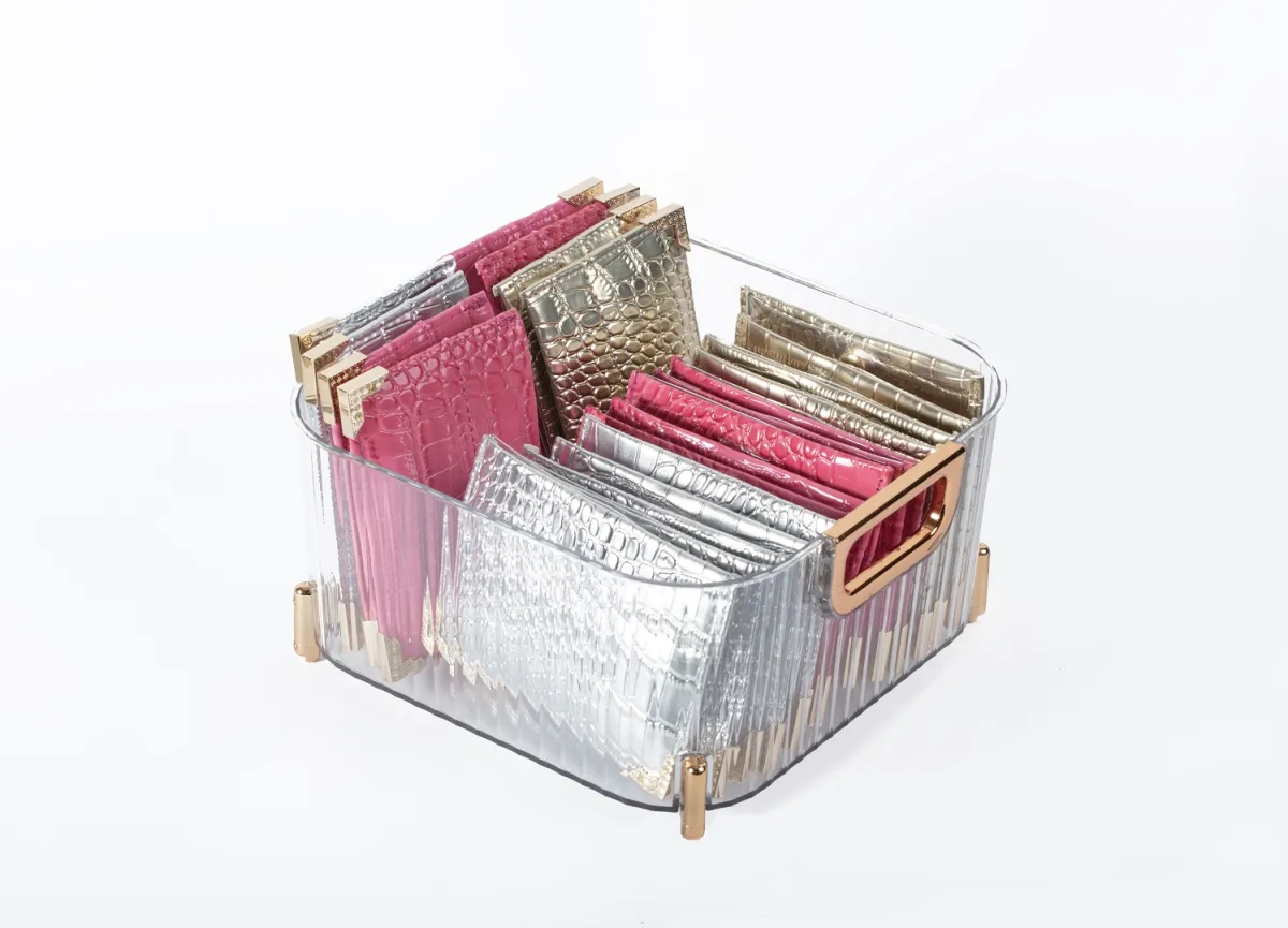 صواني متعددة الألوان