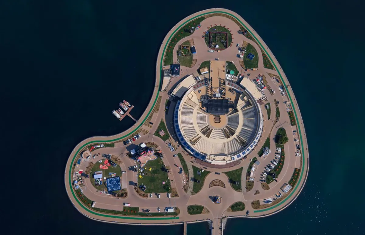 مهرجان فعاليات الشارقة ينطلق غداً الخميس بمسرح المجاز. الصورة من مكتب الشارقة الإعلامي