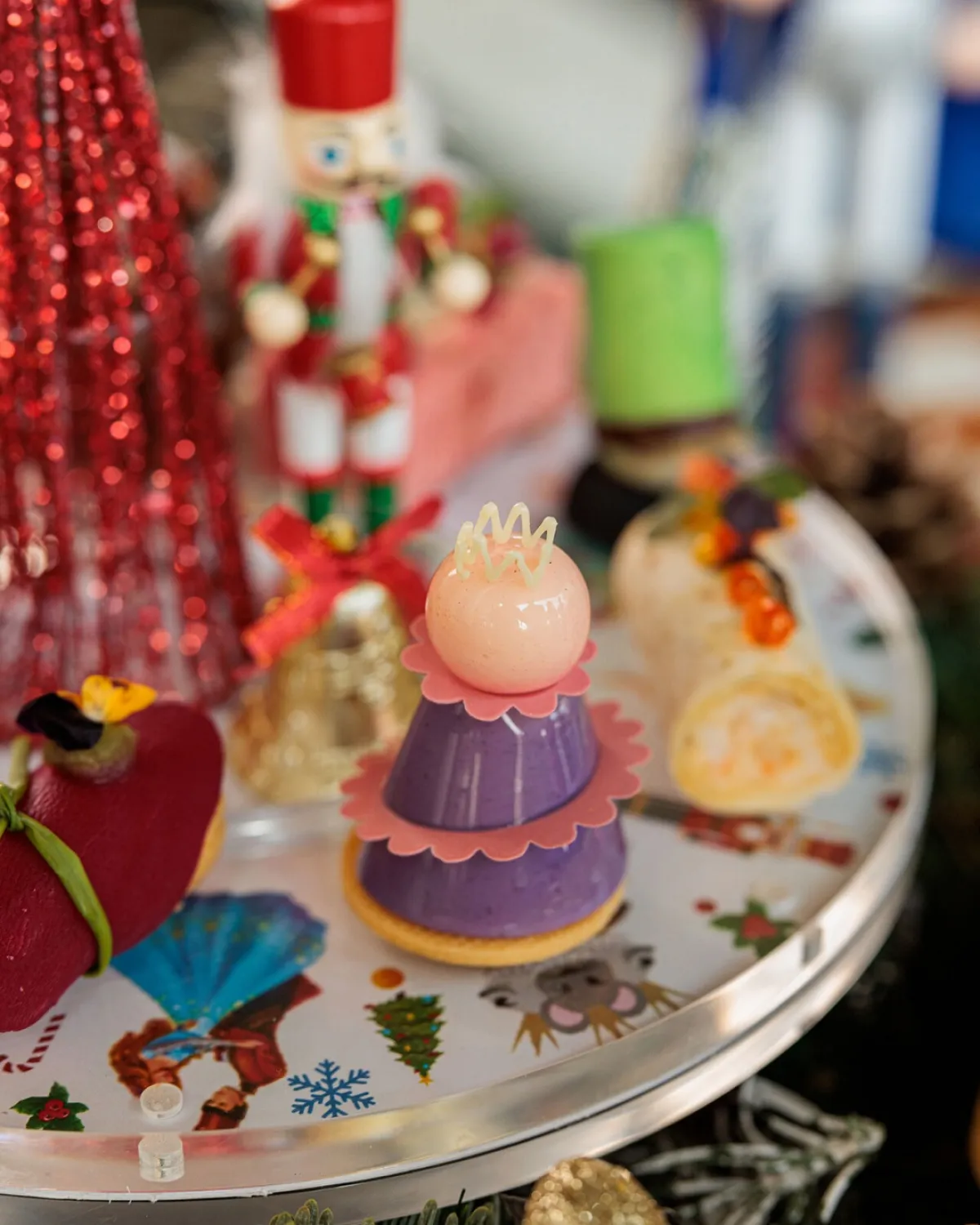 تشكيلة فاخرة من ألذ الحلويات والمخبوزات