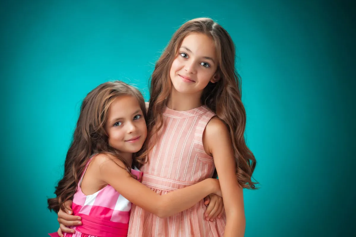 صورة فتاتين