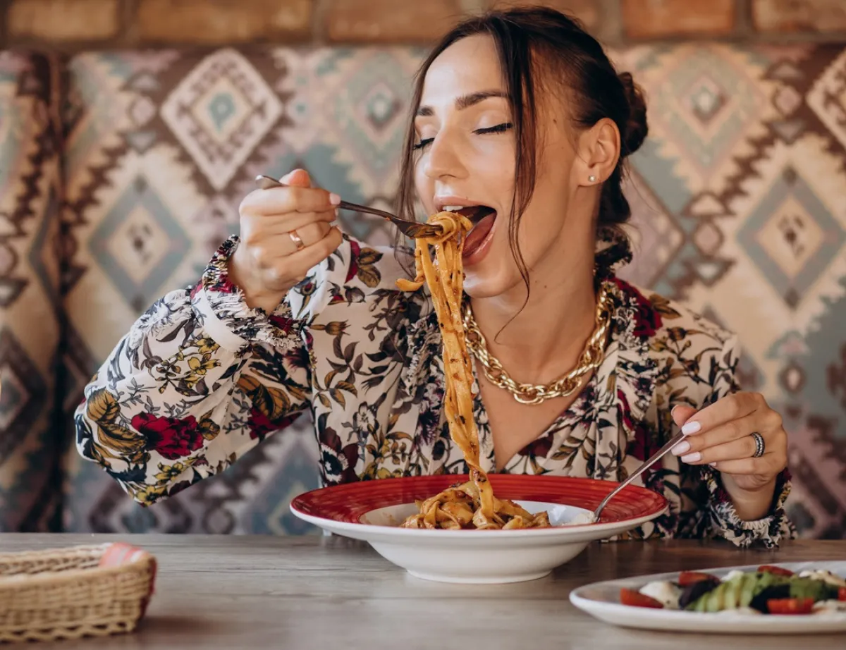 صورة لامرأة تتناول الطعام