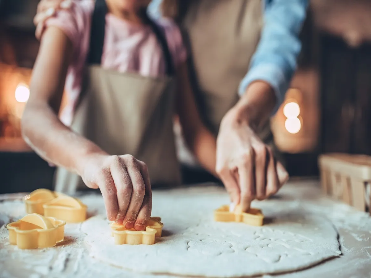 صورة لأم تطهو مع ابنتها