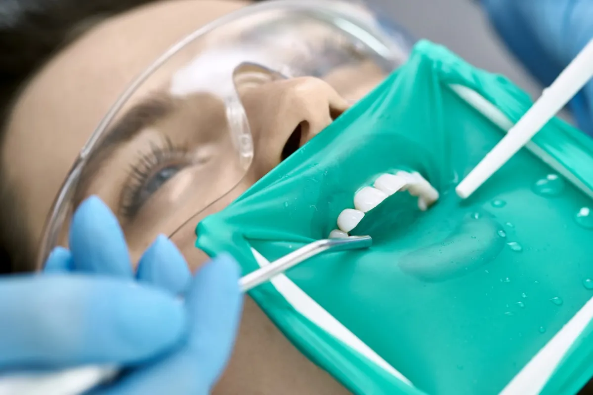 صورة لحامل تعالج أسنانها