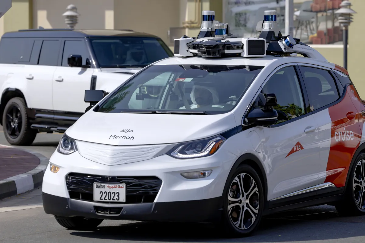 الشيخ حمدان بن محمد أثناء تجربته لمركبة كروز ذاتية القيادة. الصورة من مكتب دبي الإعلامي