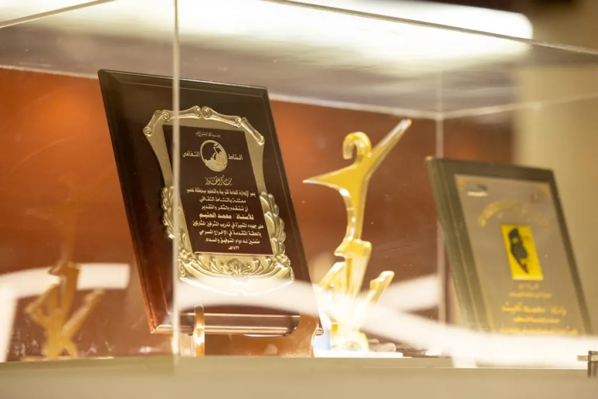 كان يرى أن المسرح هو بوابة الفن التي يمكنه من خلالها عرض إبداعاته وكتاباته الفنية