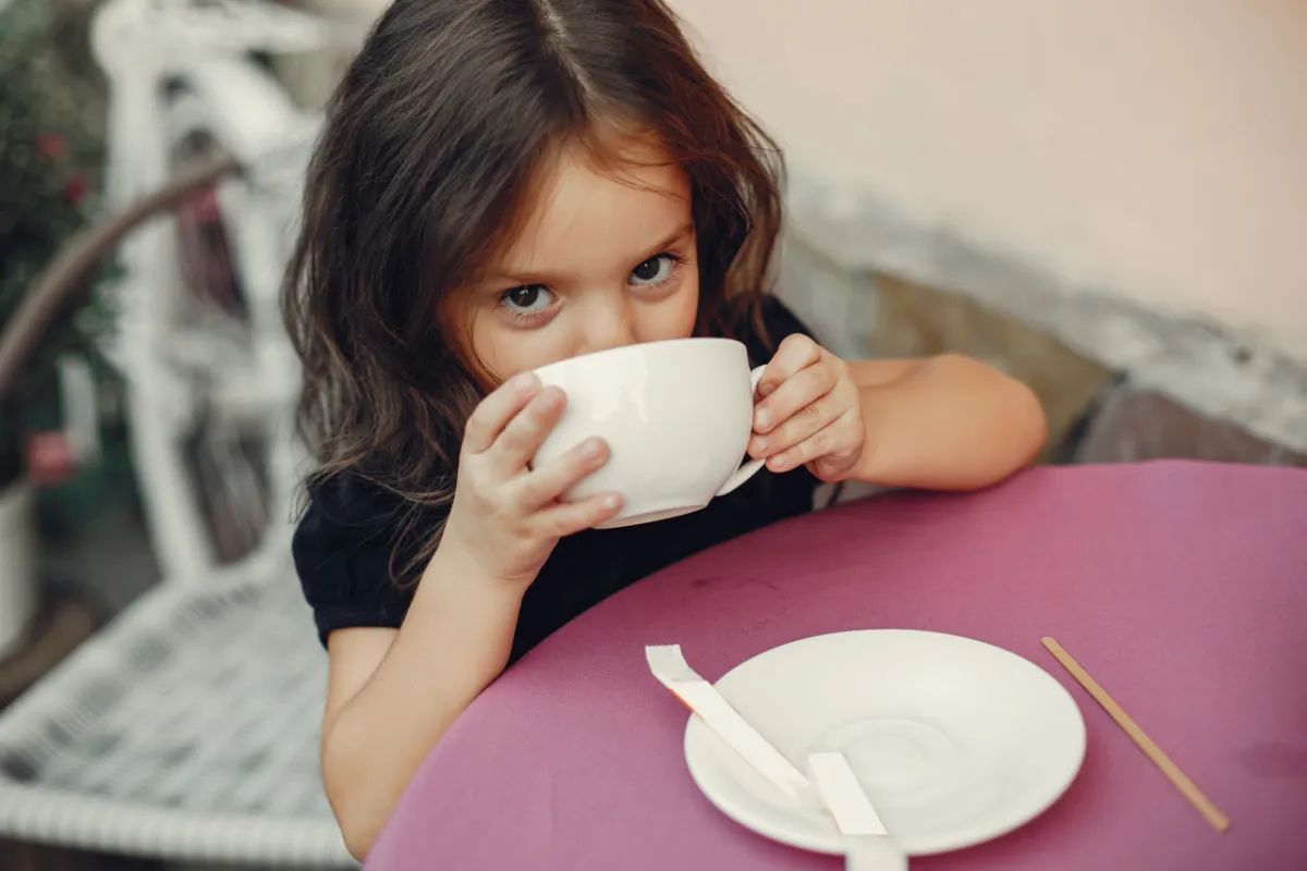صورة طفلة تشرب الشاي