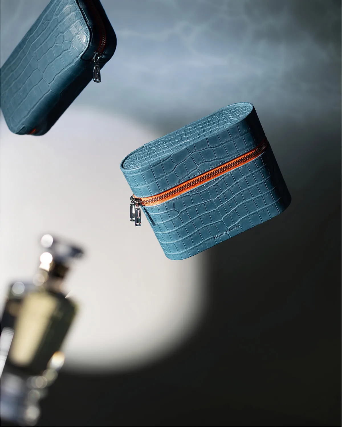 مجموعة HJ Voyage من هنري جاك  أكسسوارات للسفر مصنوعة من مواد فاخرة