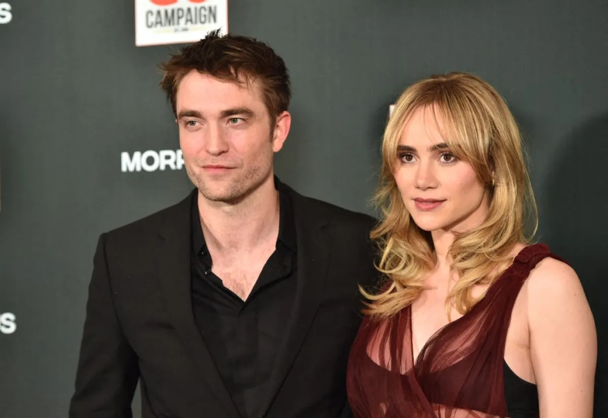 روبرت باتينسون وسوكي ووترهاوس Robert Pattinson and Suki Waterhouse (مصدر الصورة: by Alberto E. Rodriguez / GETTY IMAGES NORTH AMERICA / Getty Images via AFP)
