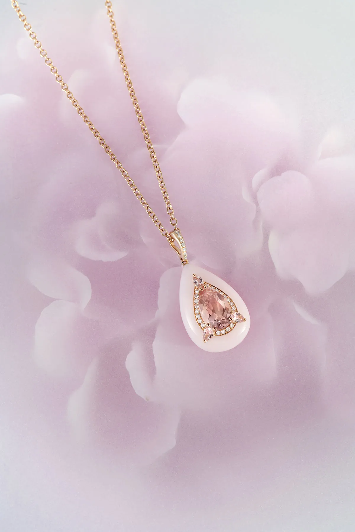 قلادة من المورجانيت والعقيق الوردي