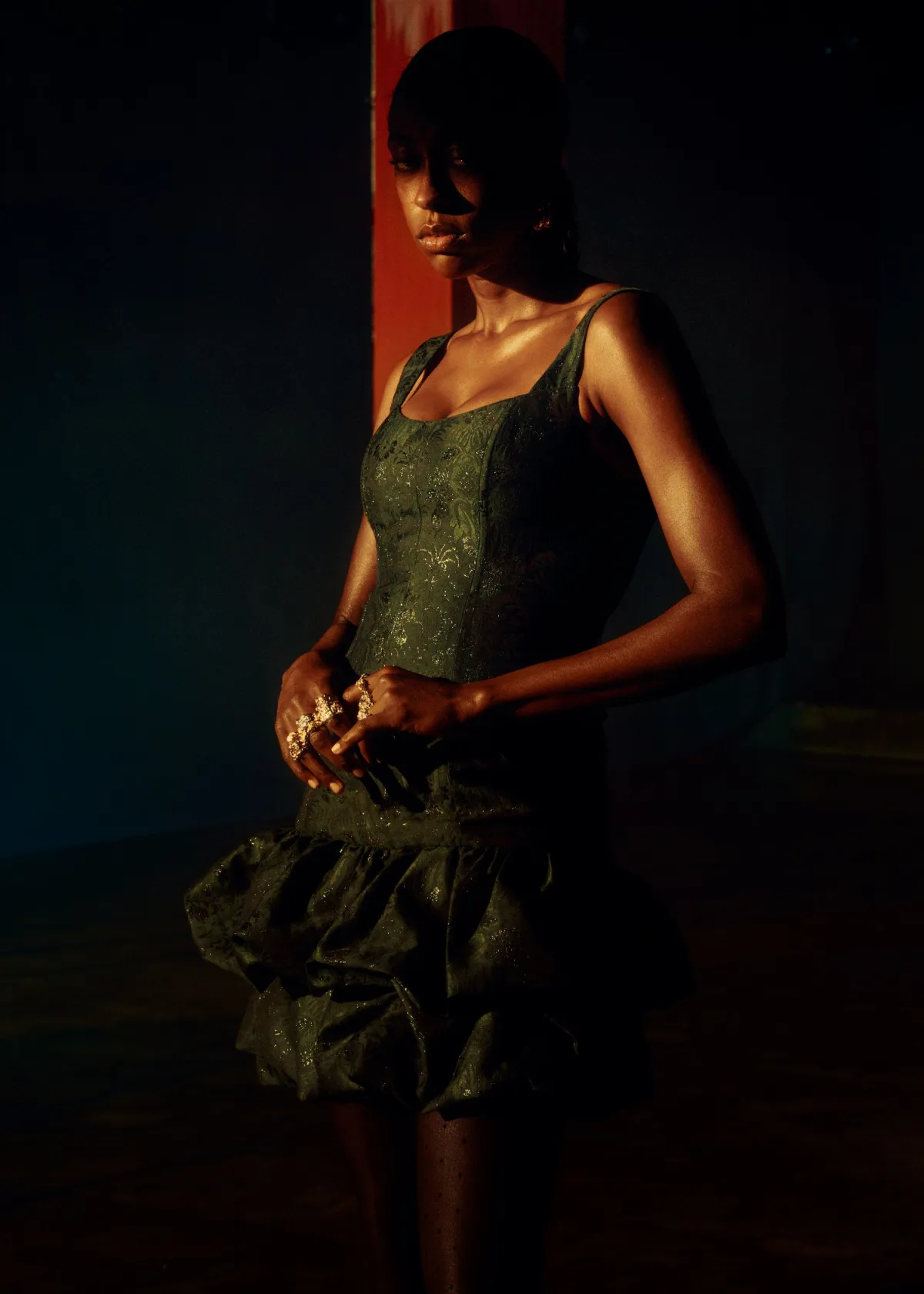 فستان استقبال يحوي طيات مكررة وحاشية مجعدة 