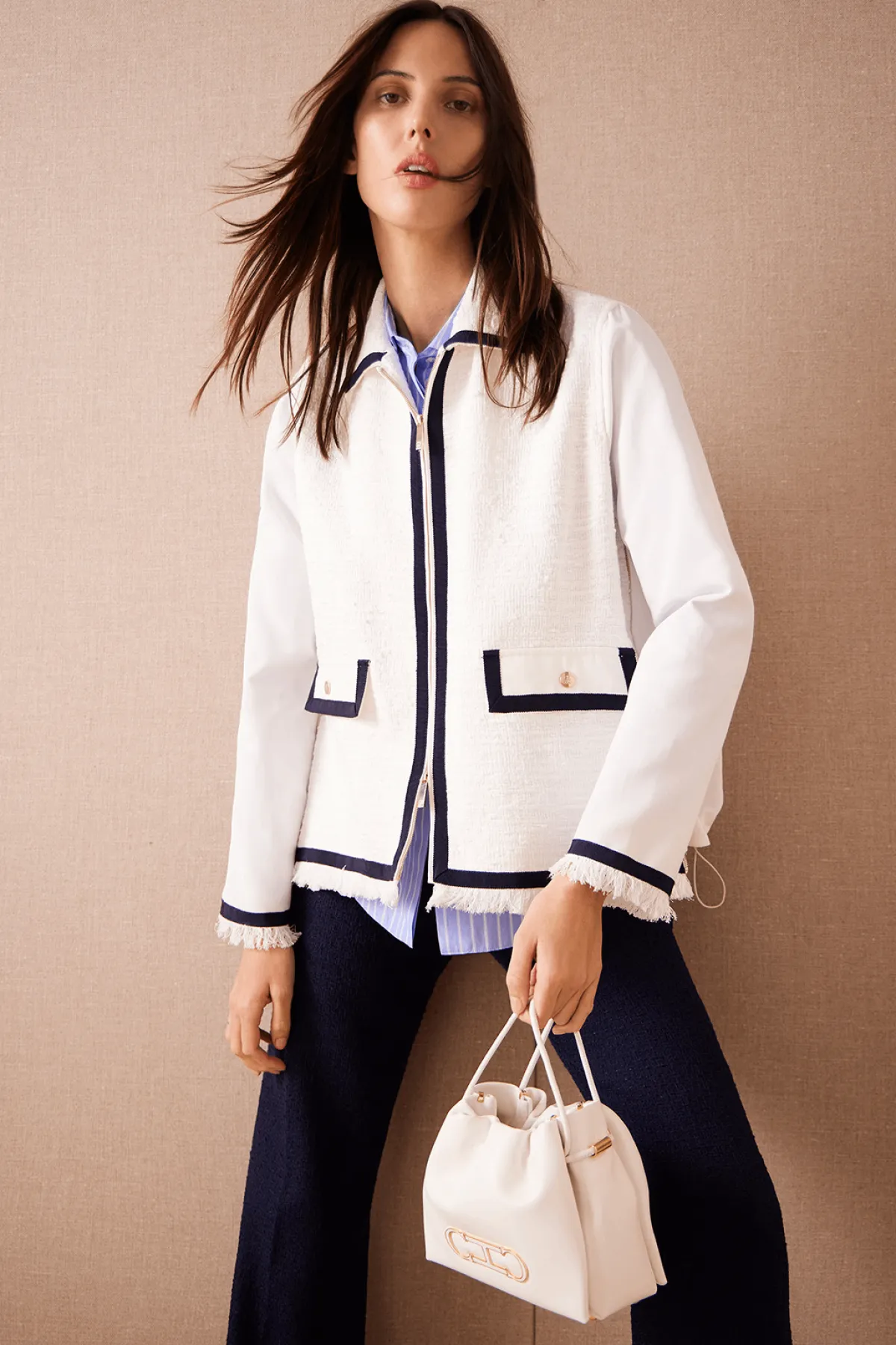 CH CAROLINA HERRERA تكشف عن مجموعة RESORT 2024