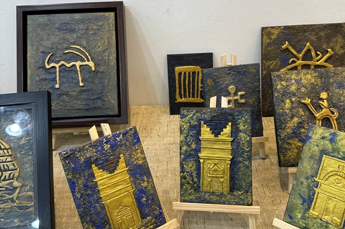 من أعمال المعرض