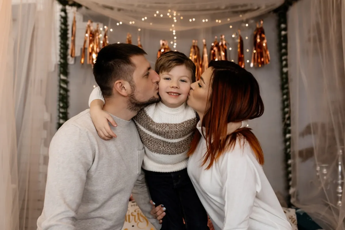 صورة لأسرة صغيرة تحتفل بالعام الجديد