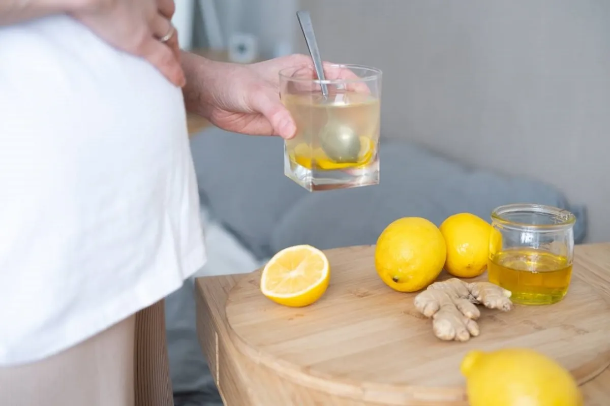 صورة لحامل تتناول عصير الليمون