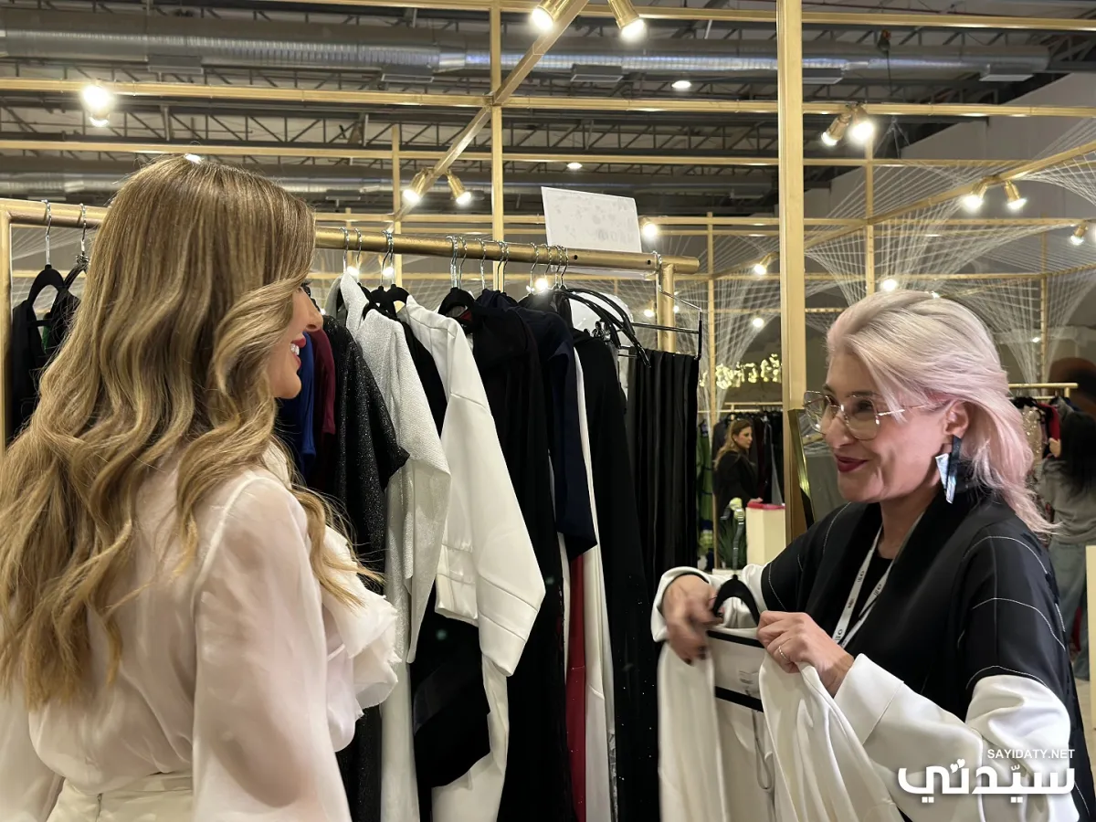 الممثلة والإعلامية ريتا حرب مع خبيرة الموضة والمصممة هادية سنو في معرض أنا عربية