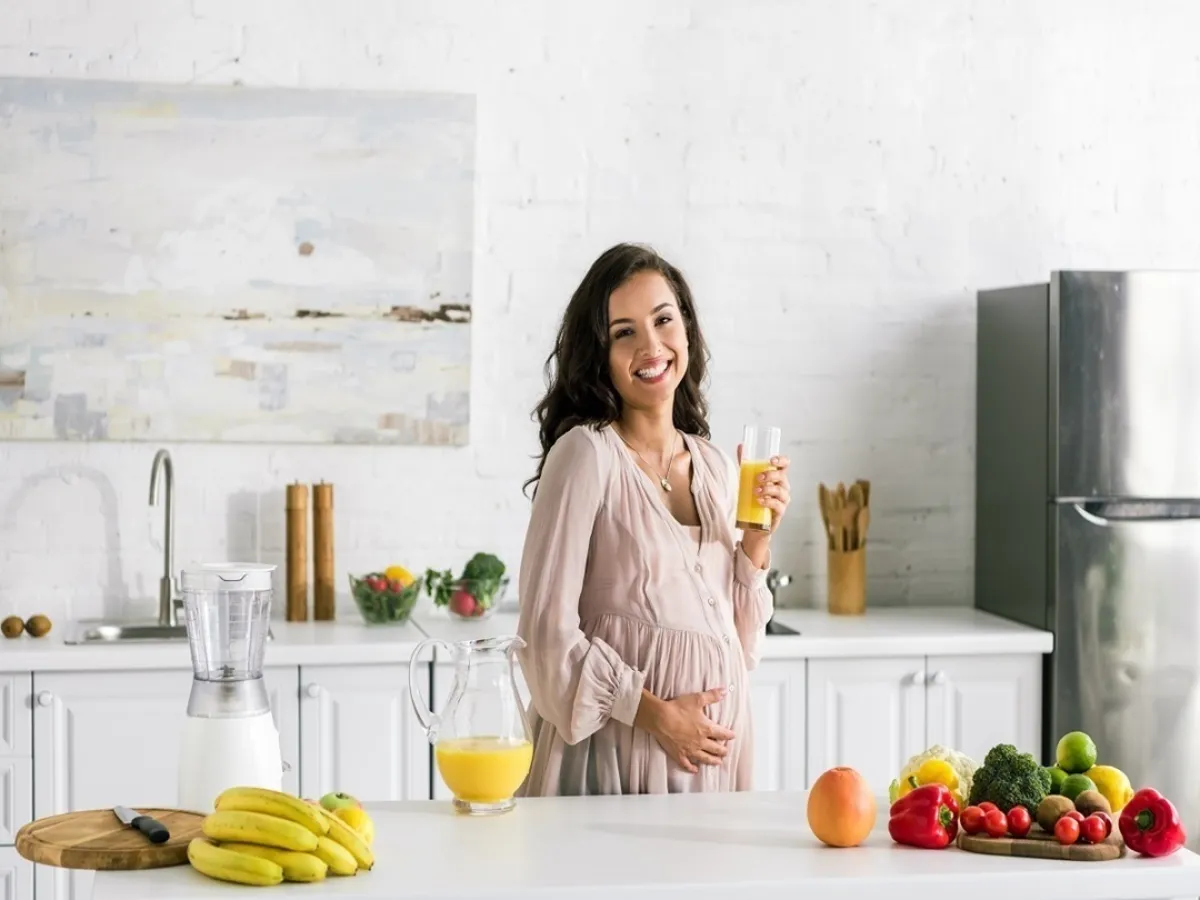 صورة لامرأة حامل تتناول عصيراً