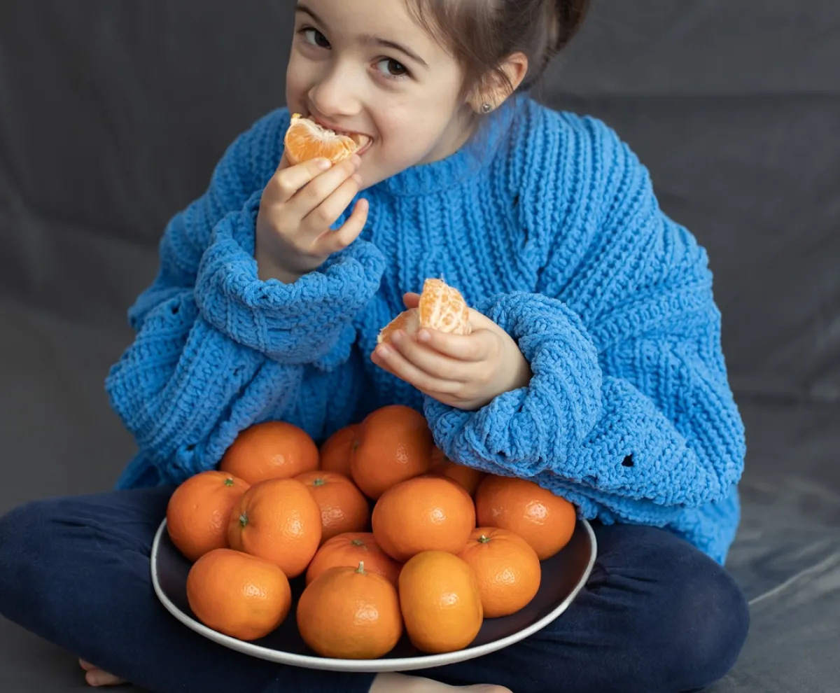 صورة لطفلة تتناول اليوسفي