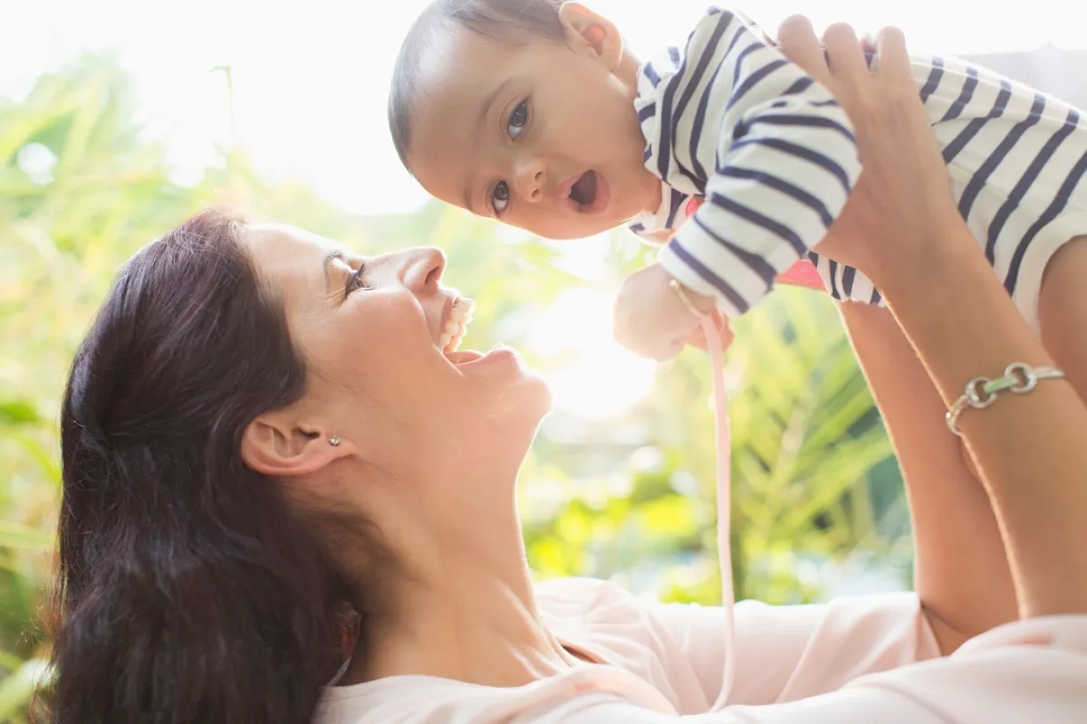 صورة لطفل وأمه