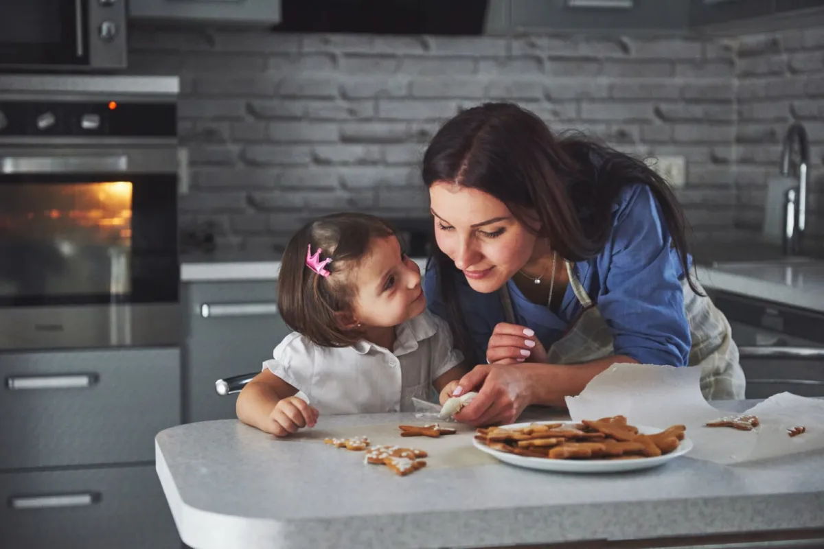 صورة أم وابنتها في المطبخ