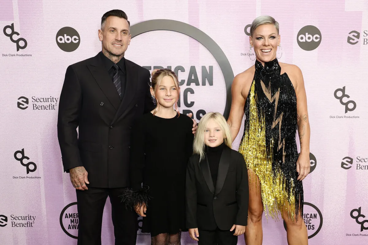بينك وكاري هارت مع طفليهما Carey Hart, Willow Hart, Jameson Hart and Pink في حفل American Music Awards (مصدر الصورة: Frazer Harrison / GETTY IMAGES NORTH AMERICA / Getty Images via AFP)