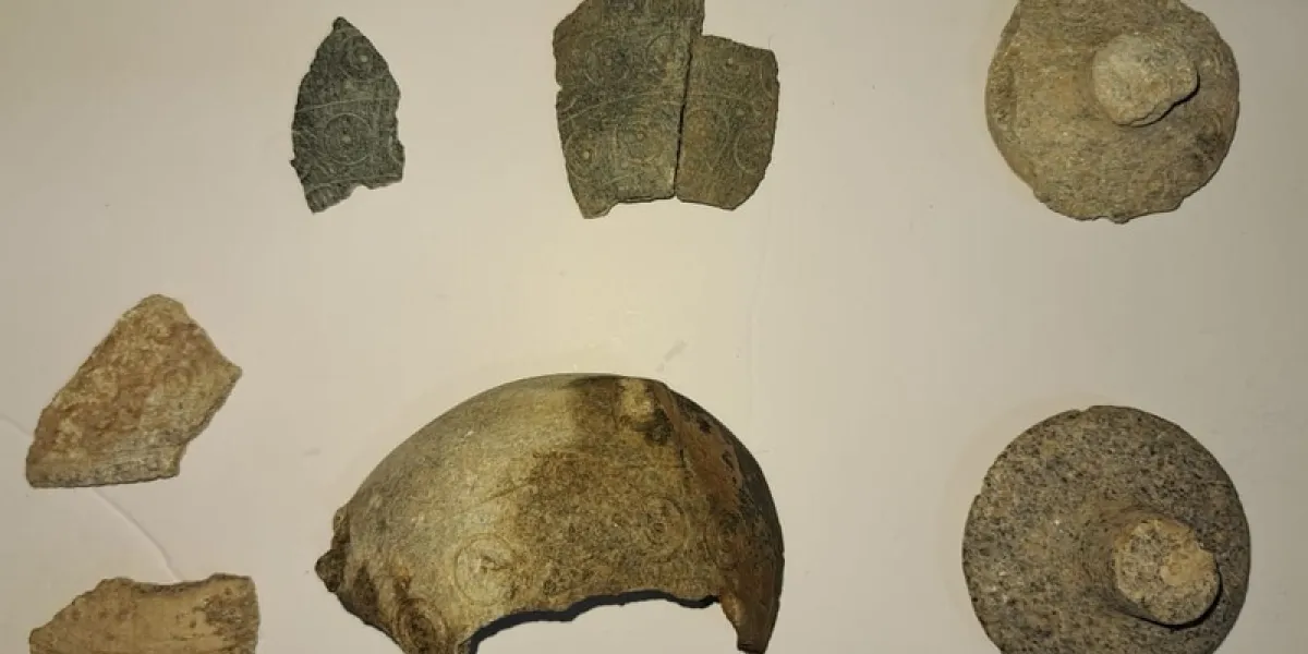 مقتنيات أثرية في ولاية وادي المعاول العماني يعود تاريخها لأكثر من 4500 سنة. الصورة من وكالة الأنباء العمانية