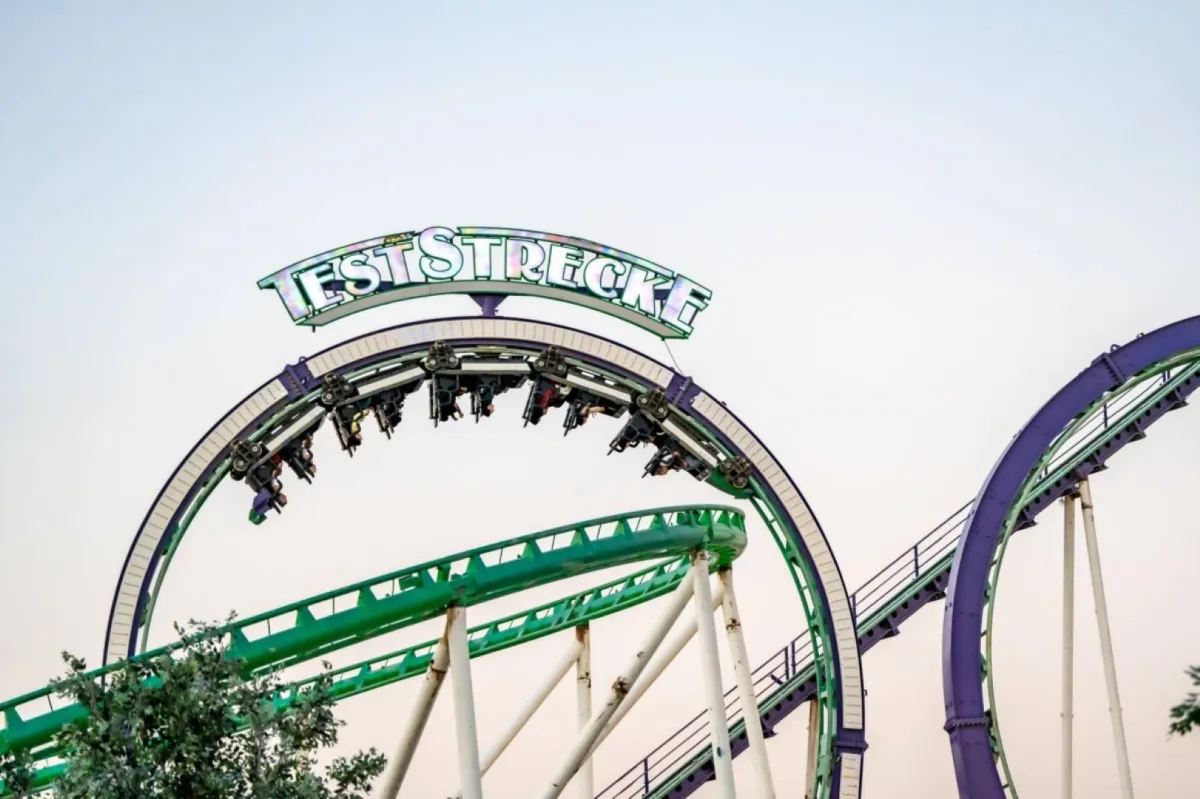 قطار "دبل لوب كوستر"