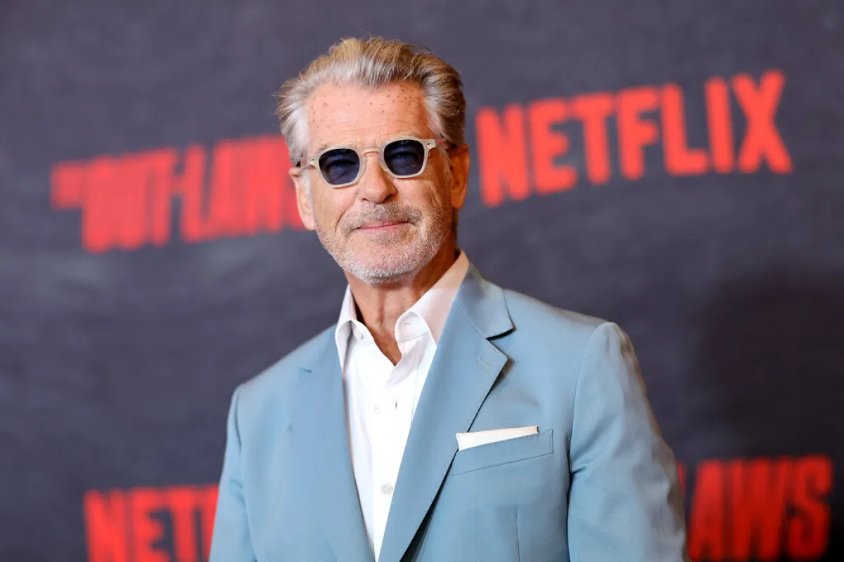 بيرس بروسنان Pierce Brosnan في عرض "The Out-Laws" (مصدر الصورة: Matt Winkelmeyer / GETTY IMAGES NORTH AMERICA / Getty Images via AFP)