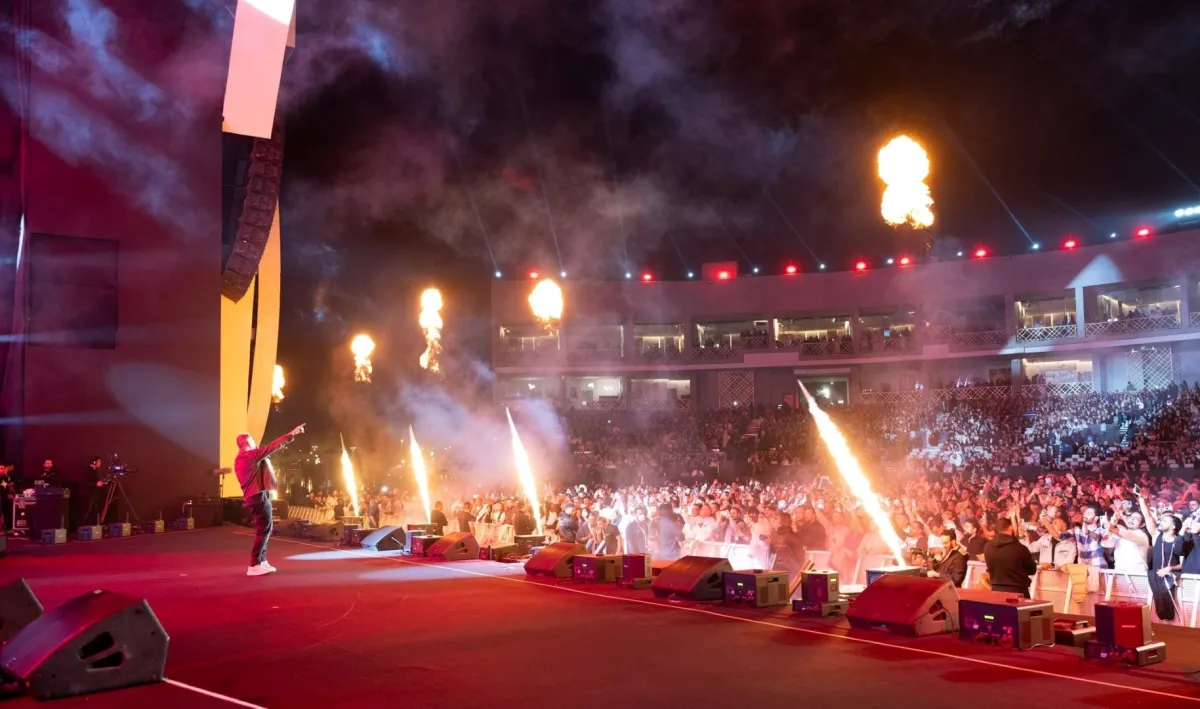 عمرو دياب وسط جمهور كبير لحضور حفلة -الصورة من المركز الاعلامي ل بنش مارك