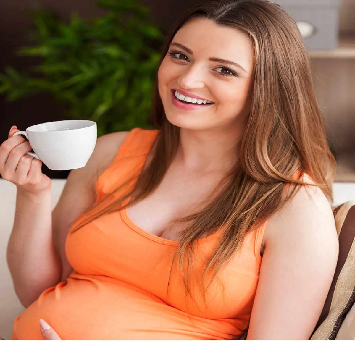 صورة لحامل تشرب القهوة