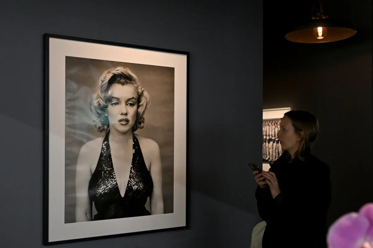  زائرة  تنظر الى  صورة النجمة مارلين مونرو والتي تم التقاطها عام 1957 بعدسة المصور ريتشارد أفيدون  خلال  معرض الصور في باريس في قصر افيمير الكبير في  باريس   بتاريخ 10 نوفمبر 2023 (مصدر الصورة : MIGUEL MEDINA / AFP)