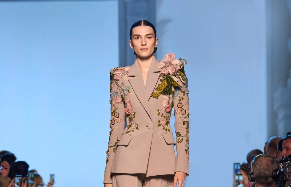 بدلة من إيلي صعب، مصدر الصورة Launchmetrics /Spotlight ©