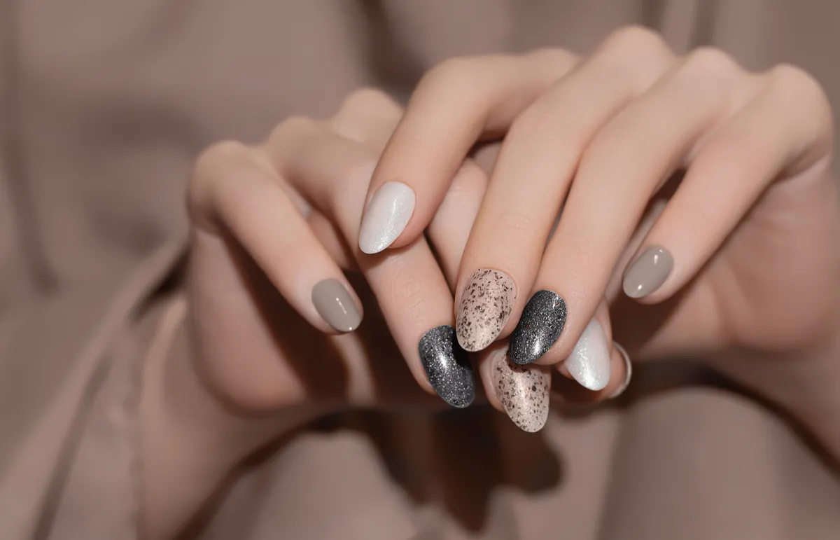 أجمل ألوان مناكير لحفلة رأس السنة 2024 وأفضل الطرق للعناية بالأظافر وتطبيق الطلاء