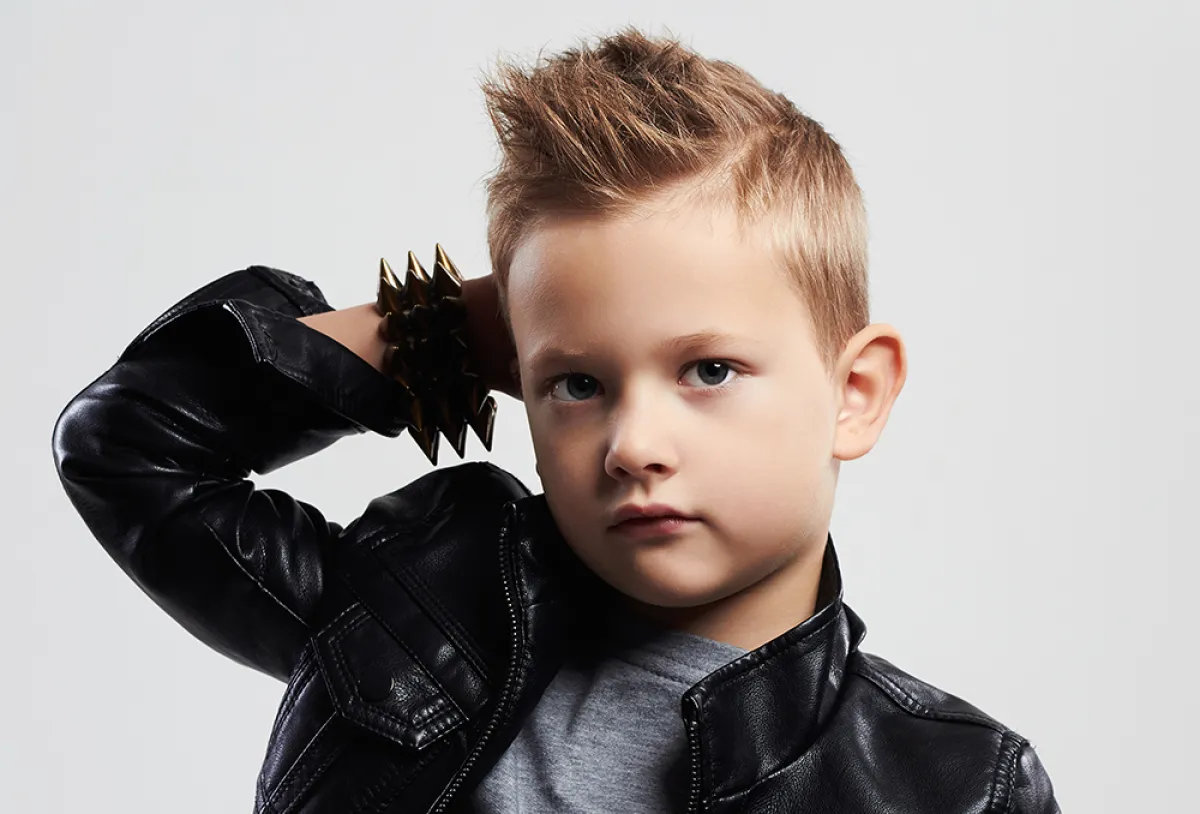 قصات شعر أولاد حديثة.. اطلعي عليها