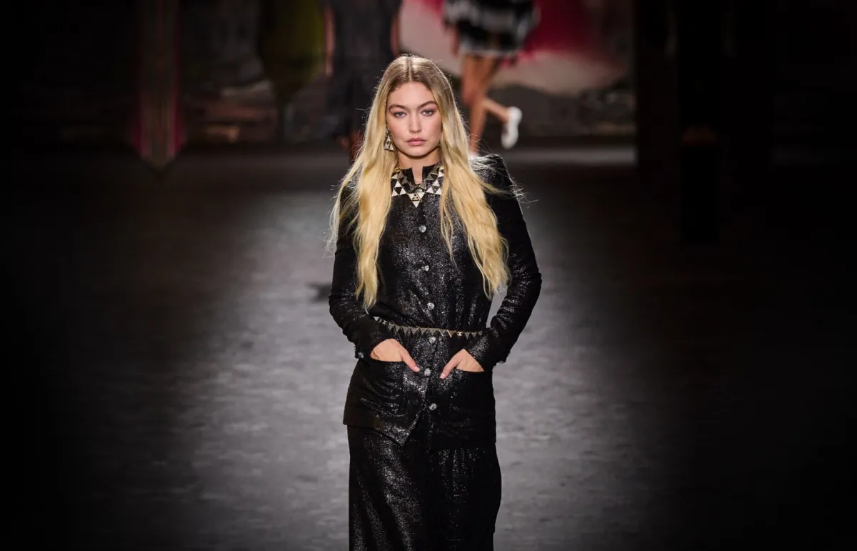 سروال لامع باللون الأسود من شانيل Chanel 