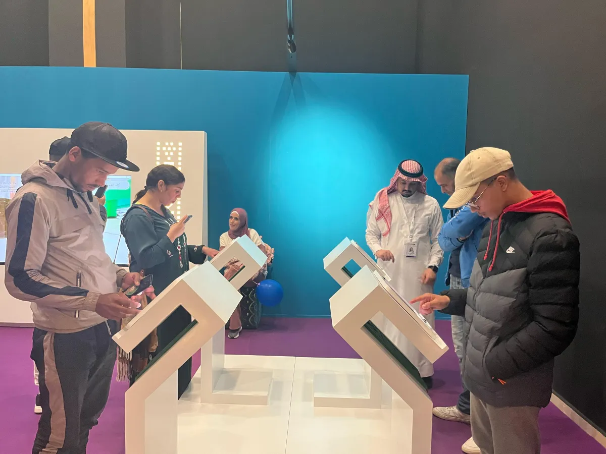 تطبيق "الحج ثلاثي الأبعاد" يستعرض خدماته أمام زوار معرض جسور - الصورة من موقع الوزارة على شبكة الإنترنت 