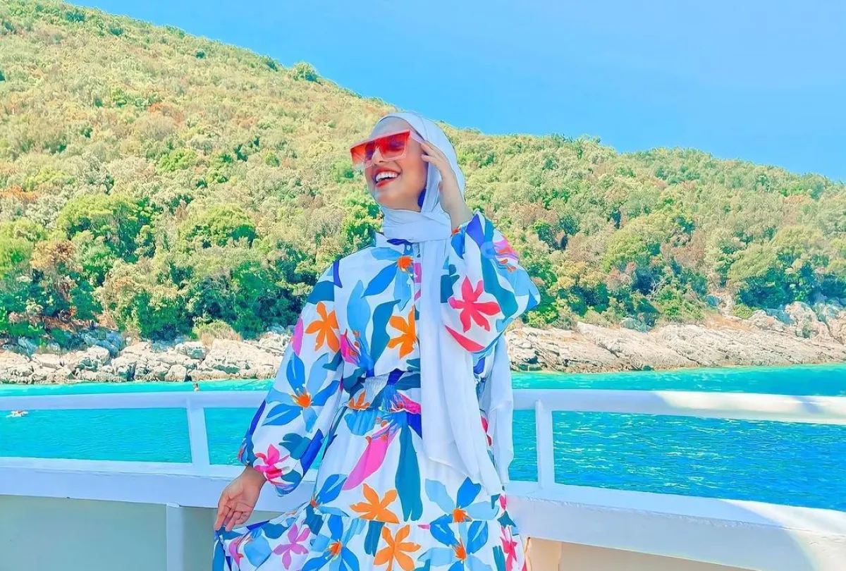 نادية الخولي بفستان بطبعة الزهور الاستوائية