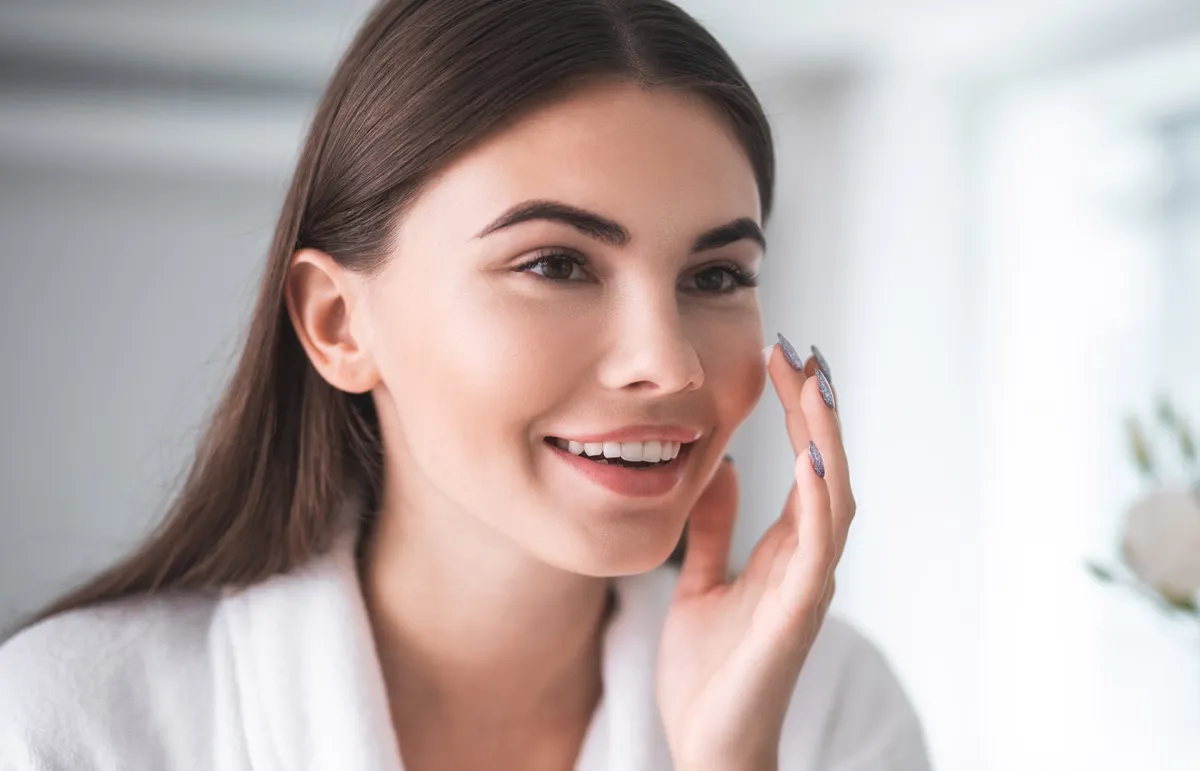 روتين العناية بالبشرة قبل النوم وأفضل مستحضرات مسائية لتطبيقه