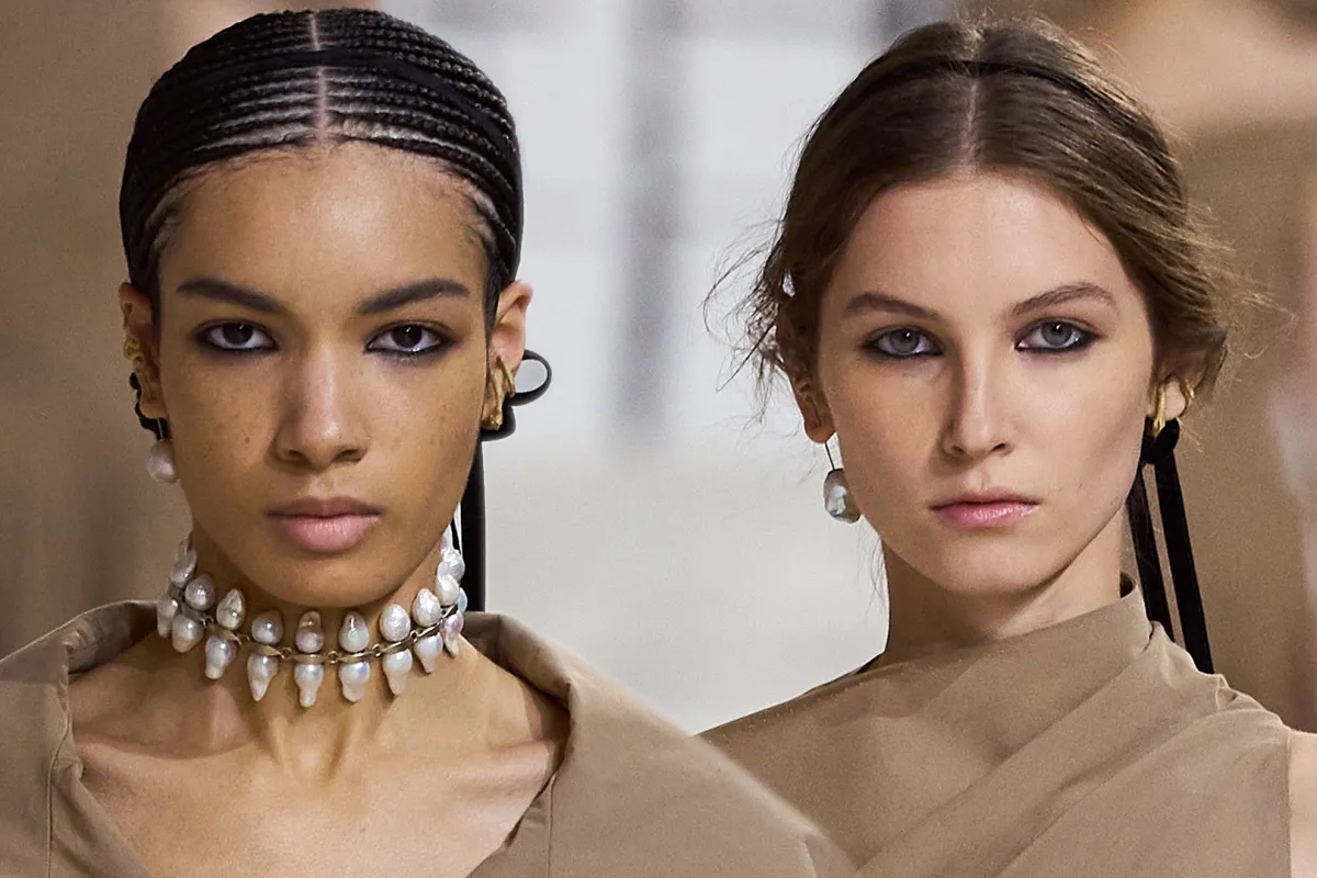 صيحات تسريحات الشعر الرائجة من وحي أسبوع باريس للموضة 2024