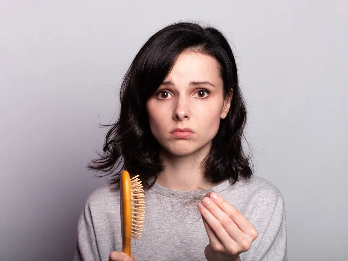 تساقط الشعر في فصل الشتاء.. أسبابه وطرق علاجه بخلطات طبيعية