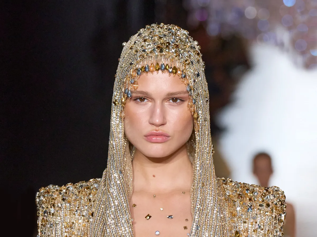 غطاء رأس من توقيع Zuhair Murad - الصورة من Launchmetrics/Spotlight ©