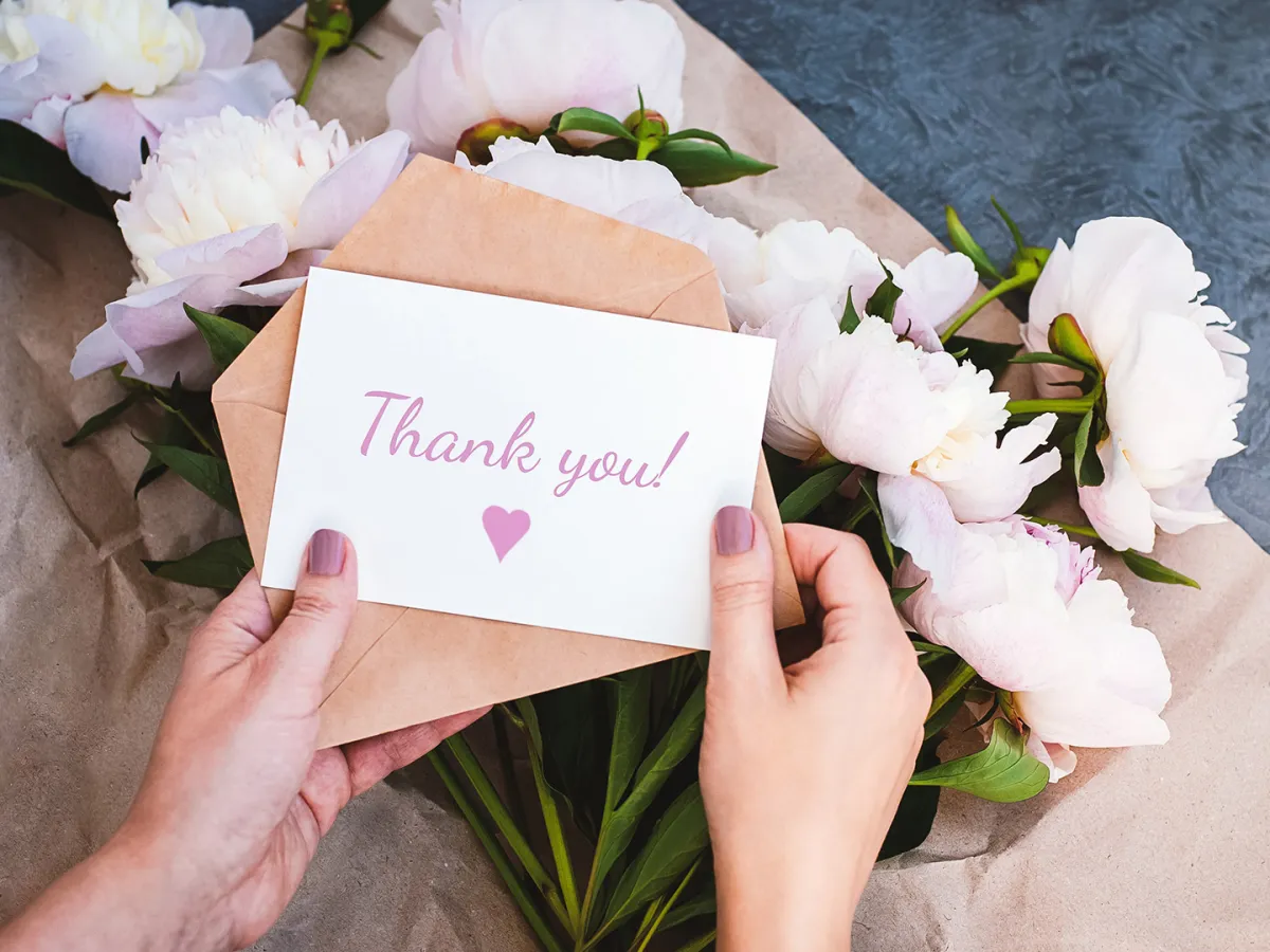 يجب أن تشعر زوجتك بمدى تقديرك الدائم ومشاركتك لها في المسؤوليات